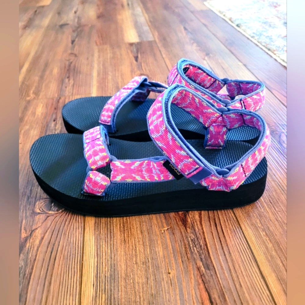 NWOT Teva Midform Universal Sandal